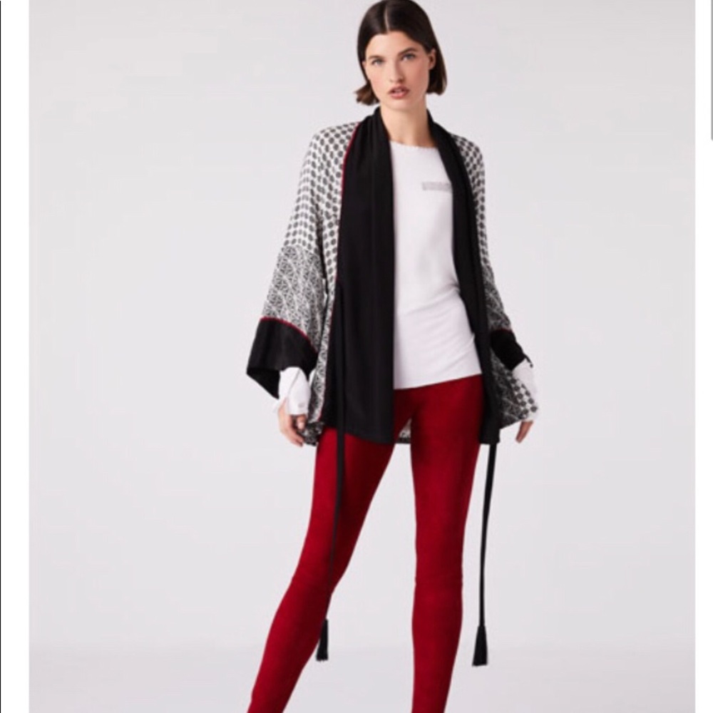 New without tags. Kimono style 💯 silk wrap XS